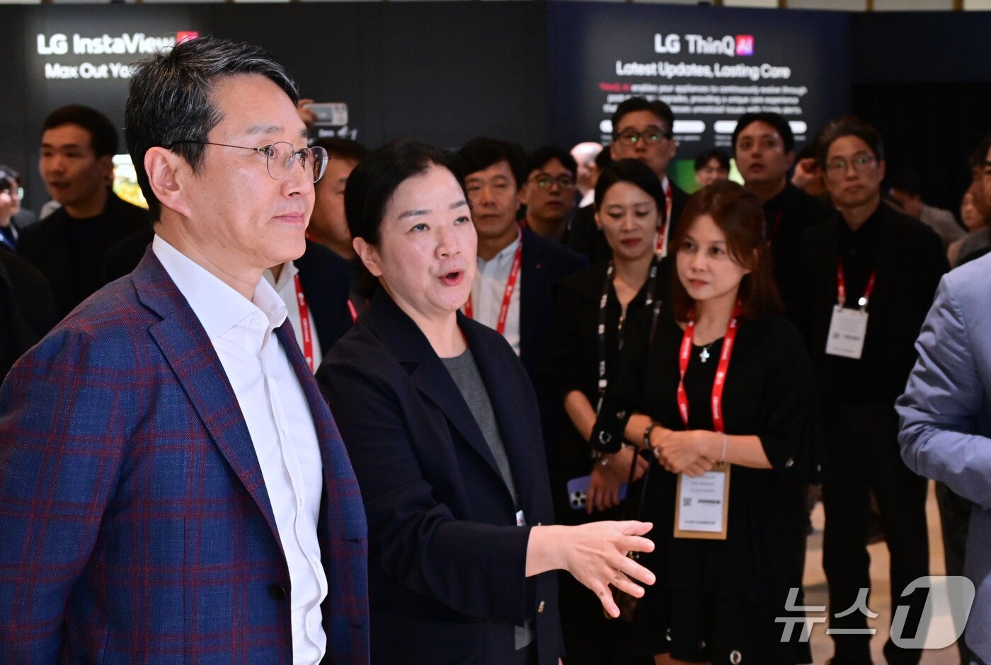 본문 이미지 - 조주완 LG전자 대표이사 사장이 5일(현지시각) 유럽 최대 가전 박람회 'IFA 2025'가 열린 독일 메세 베를린 내 LG전자 부스를 둘러보고 있다.(LG전자 제공)