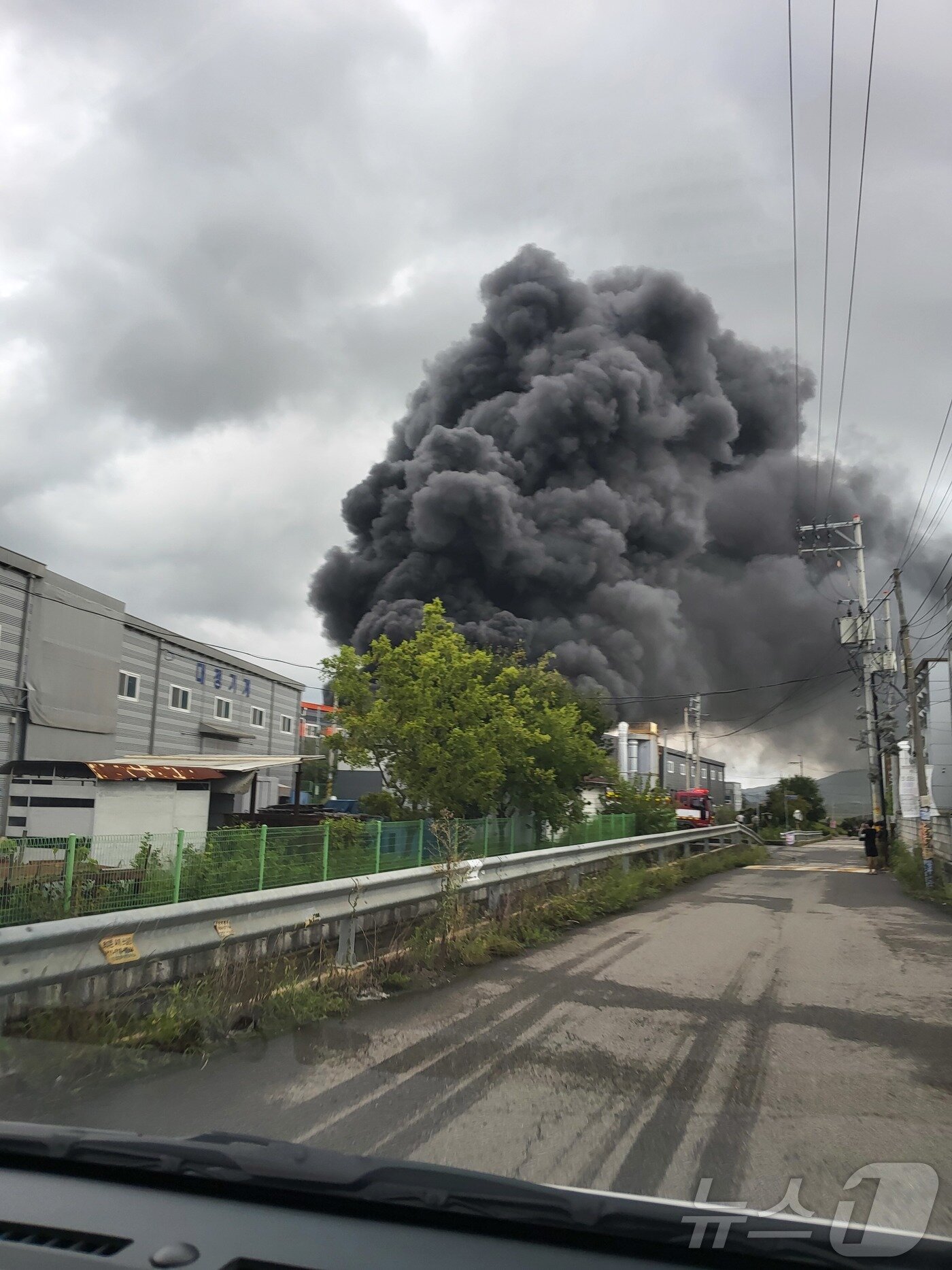 본문 이미지 - 6일 낮 12시 40분쯤 경기 김포의 한 건설자재 공장에서 화재가 발생했다. ⓒ News1 박소영 기자