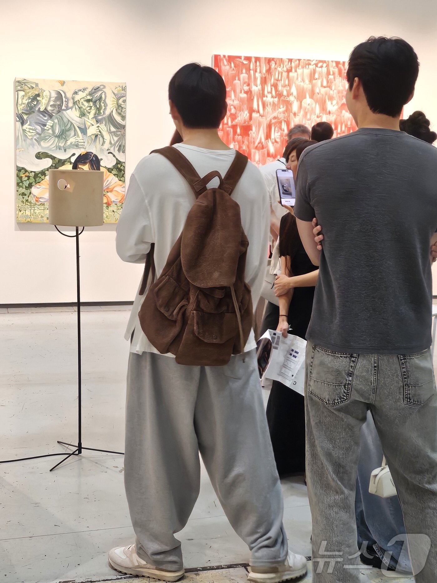 Imagem principal - V do BTS passeia pela exposição na feira de arte "Freeze Seoul 2025", realizada no COEX em Gangnam-gu, Seul, no dia 4. "Fornecido por leitores. Revenda e distribuição proibidas" 06/09/2025/News1 ⓒ Repórter do News1, Park Ji-hye