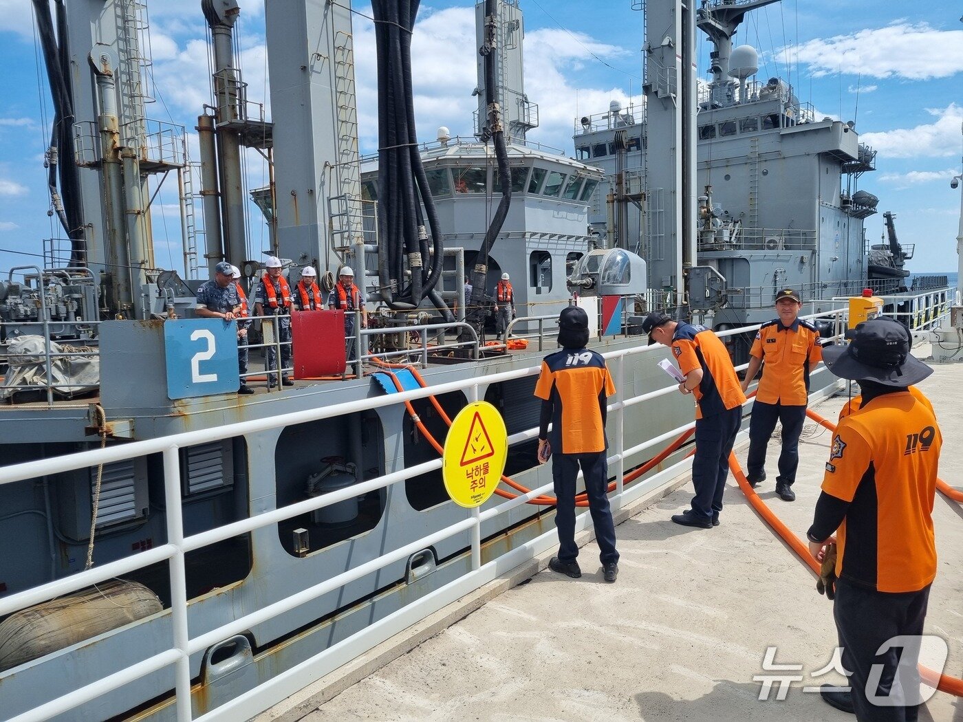 본문 이미지 - 6일 강릉 급수 현장을 찾은 이영팔 소방청 차장이 지원 상황과 현장에 동원된 직원 등을 격려했다.&#40;강원도소방본부 제공. 재판매 및 DB금지&#41;/뉴스1