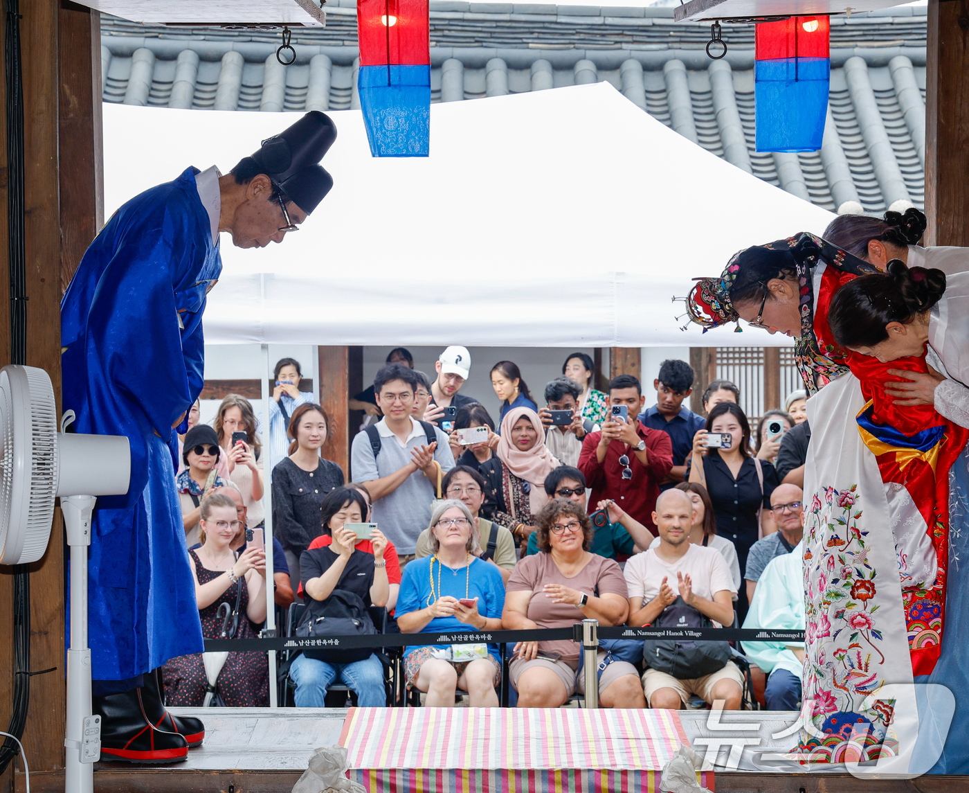 (서울=뉴스1) 안은나 기자 = 광복 80주년을 맞아 독립유공자 유우국 애국지사 손녀 류숙하 씨와 신랑 김홍 부부가 6일 오후 서울 중구 남산골한옥마을 관훈동 민씨가옥에서 열린 혼 …