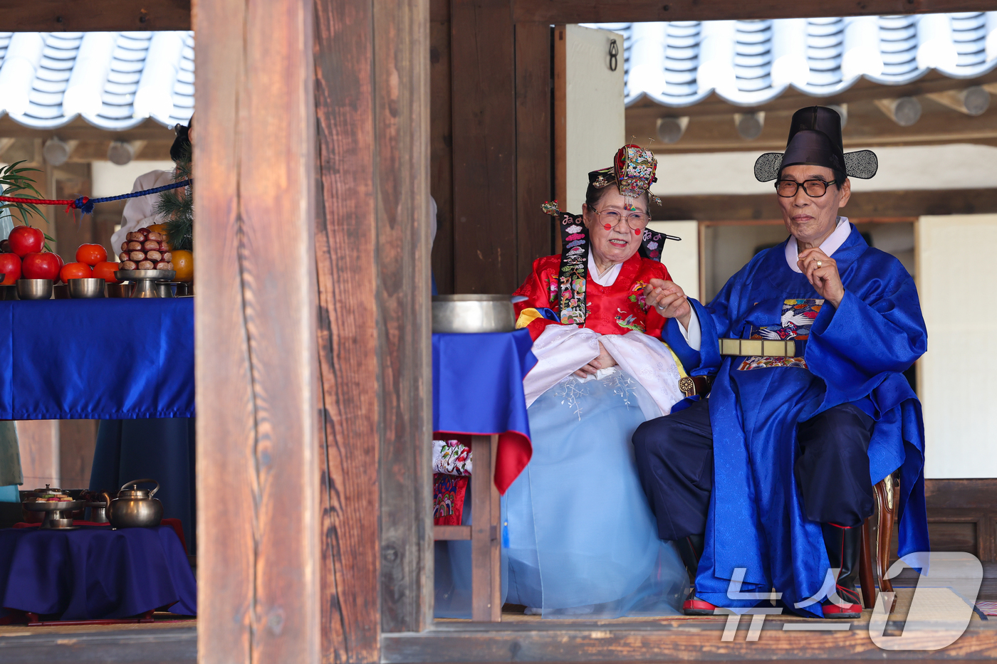 (서울=뉴스1) 안은나 기자 = 광복 80주년을 맞아 독립유공자 유우국 애국지사 손녀 류숙하 씨와 신랑 김홍 부부가 6일 오후 서울 중구 남산골한옥마을 관훈동 민씨가옥에서 열린 혼 …