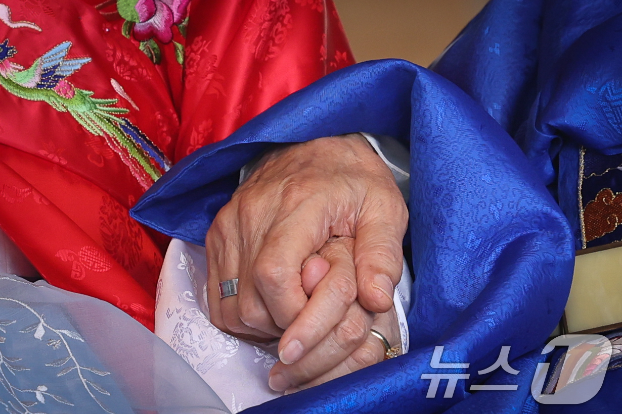 (서울=뉴스1) 안은나 기자 = 광복 80주년을 맞아 독립유공자 유우국 애국지사 손녀 류숙하 씨와 신랑 김홍 부부가 6일 오후 서울 중구 남산골한옥마을 관훈동 민씨가옥에서 열린 혼 …