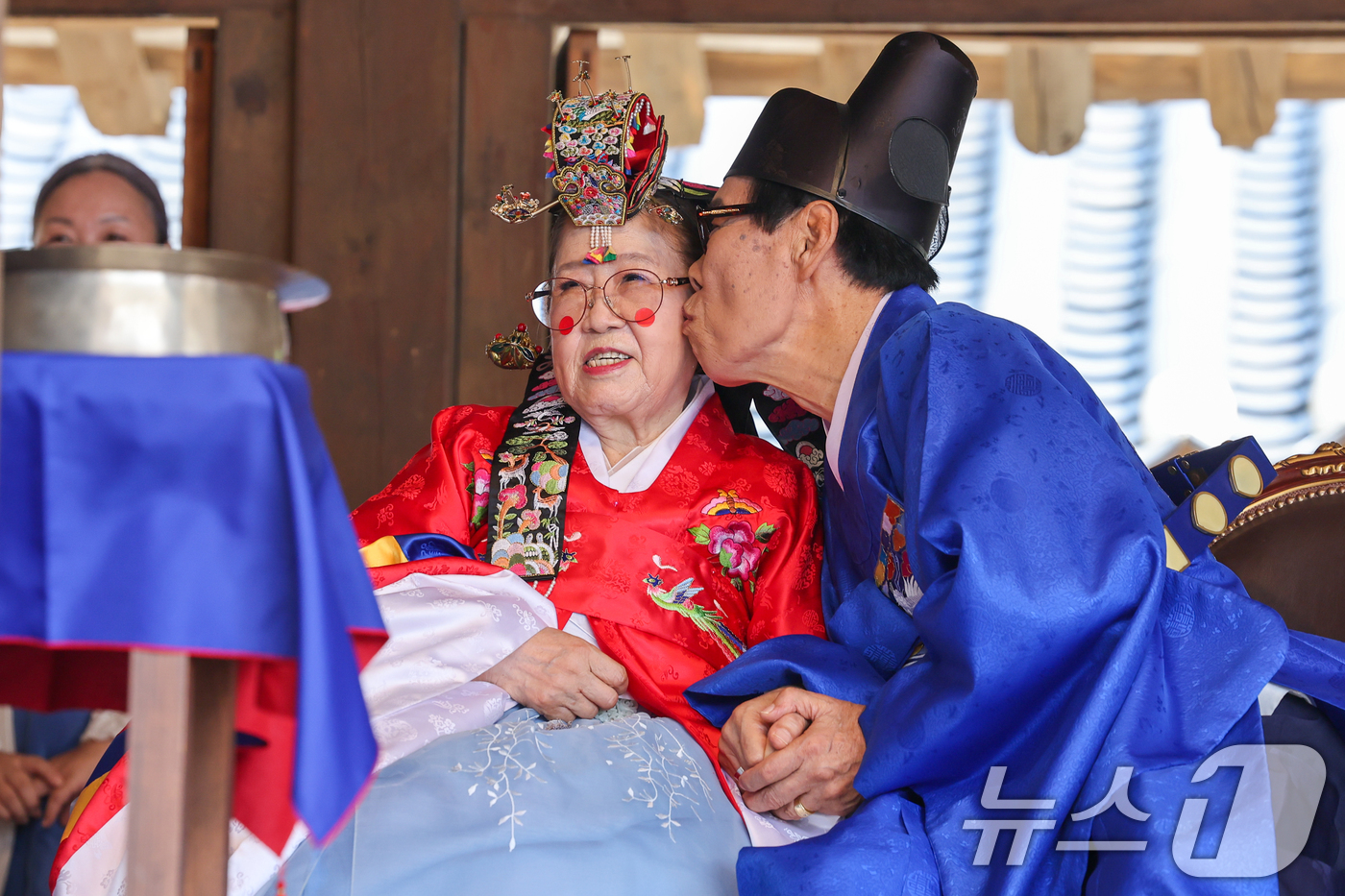 (서울=뉴스1) 안은나 기자 = 광복 80주년을 맞아 독립유공자 유우국 애국지사 손녀 류숙하 씨가 6일 오후 서울 중구 남산골한옥마을 관훈동 민씨가옥에서 열린 혼인 62주년 맞이 …