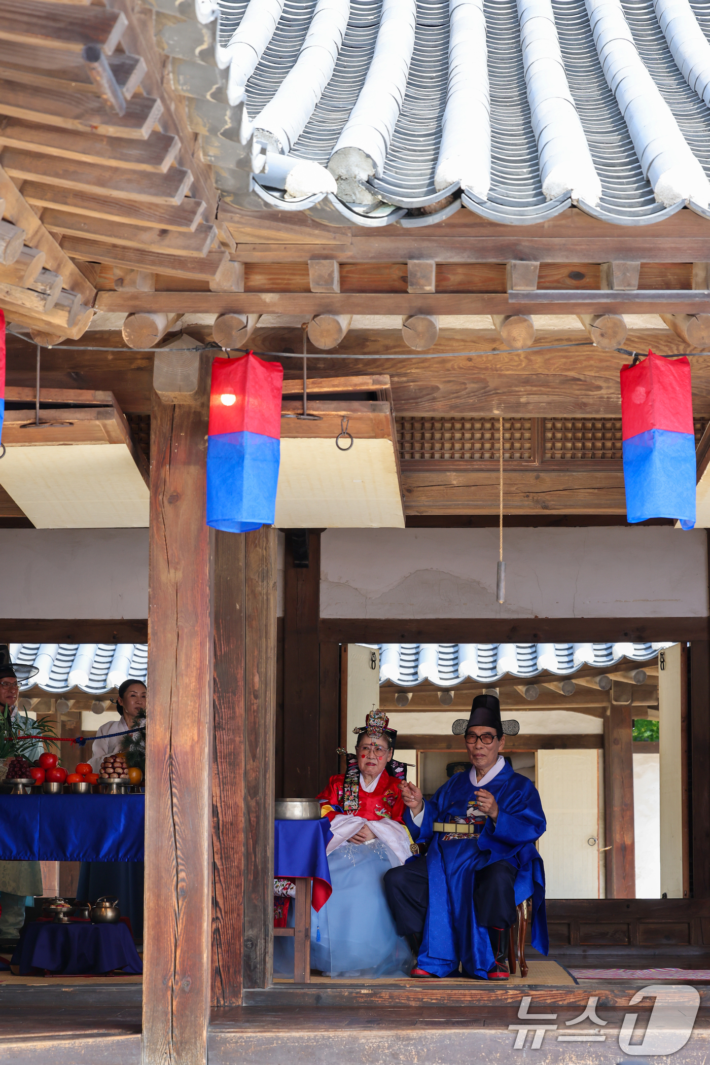 (서울=뉴스1) 안은나 기자 = 광복 80주년을 맞아 독립유공자 유우국 애국지사 손녀 류숙하 씨와 신랑 김홍 부부가 6일 오후 서울 중구 남산골한옥마을 관훈동 민씨가옥에서 열린 혼 …