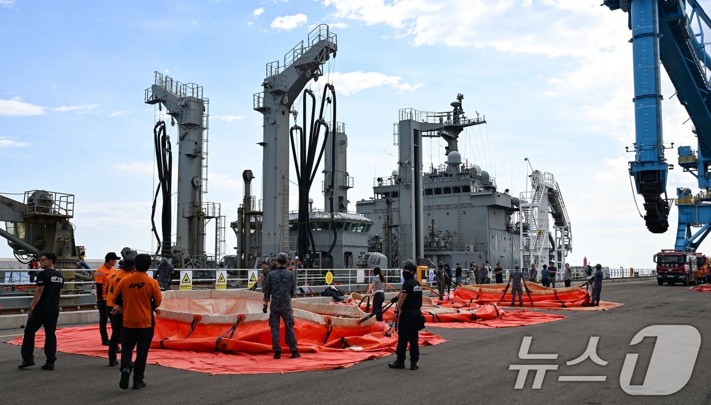 (서울=뉴스1) = 6일 강릉시 안인항 화력발전소 하역부두에서 군수지원함 대청함 승조원을 비롯한 해군 장병들이 이동식 저수조에 청수를 공급하고 있다.이날 대청함은 소방차 약 70여 …