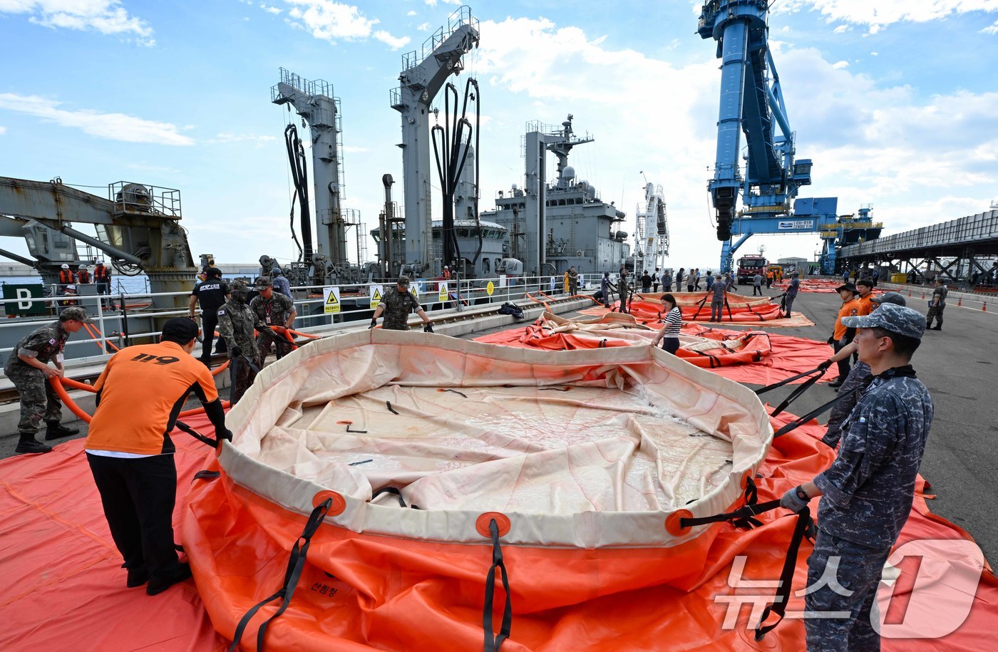 (서울=뉴스1) = 6일 강릉시 안인항 화력발전소 하역부두에서 군수지원함 대청함 승조원을 비롯한 해군 장병들이 이동식 저수조에 청수를 공급하고 있다.이날 대청함은 소방차 약 70여 …