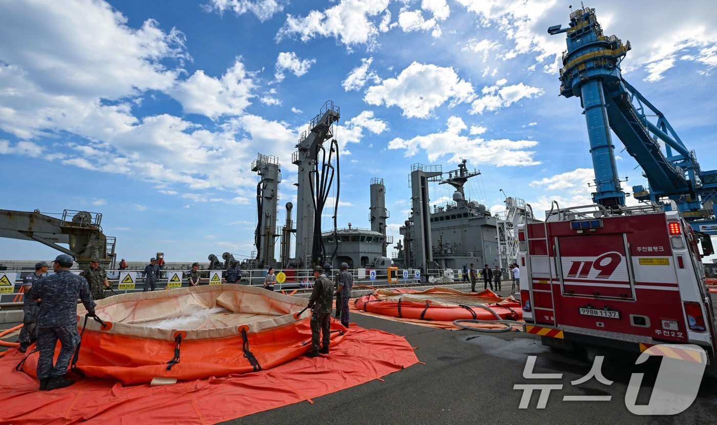 본문 이미지 - 지난 6일 강원 강릉시 안인항 화력발전소 하역부두에서 군수지원함 대청함 승조원을 비롯한 해군 장병들이 이동식 저수조에 청수를 공급하는 모습. 2025.9.6/뉴스1