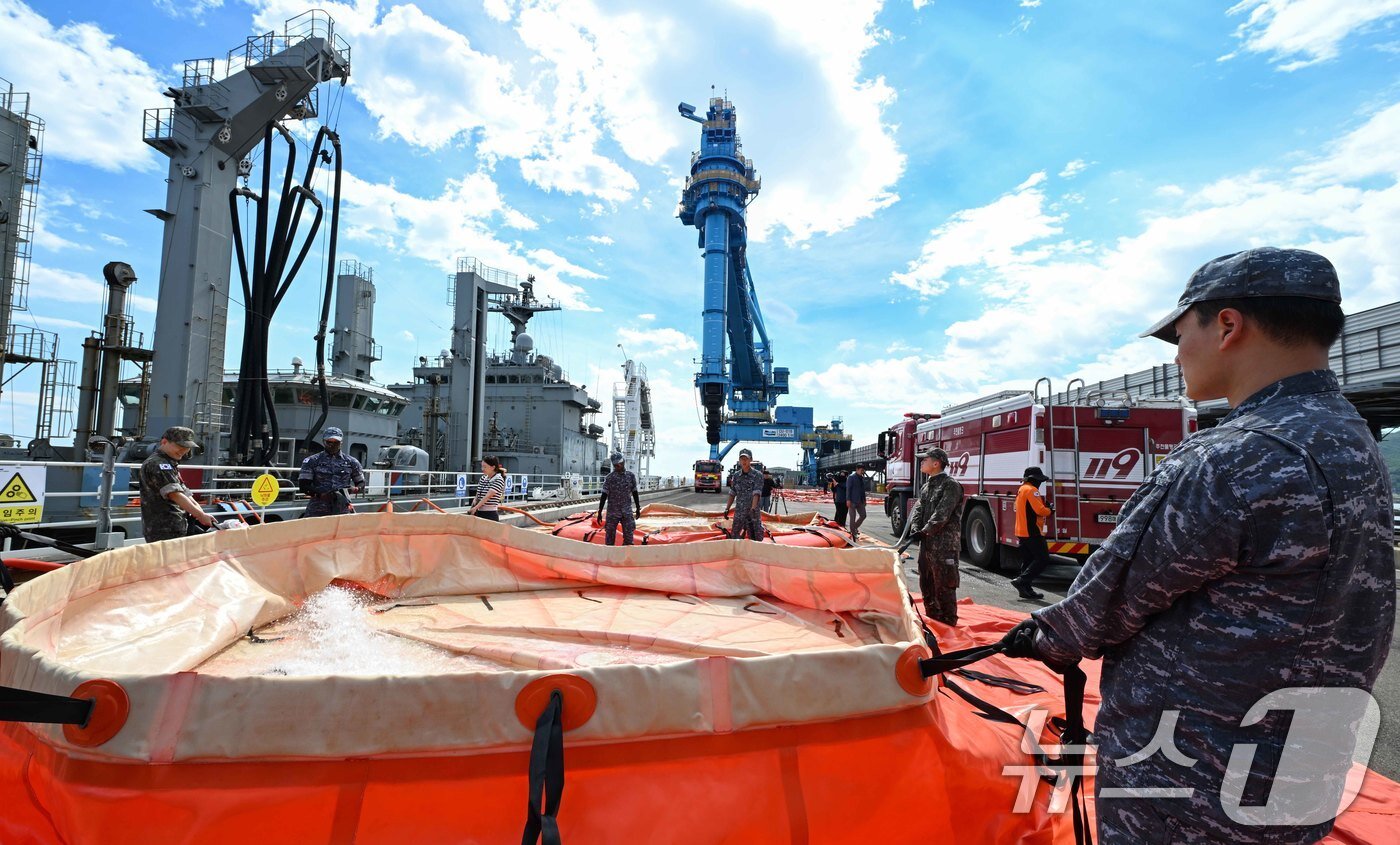 본문 이미지 - 6일 강릉시 안인항 화력발전소 하역부두에서 군수지원함 대청함 승조원을 비롯한 해군 장병들이 이동식 저수조에 청수를 공급하고 있다. 이날 대청함은 소방차 약 70여 대 분량, 약 450,000리터의 청수를 지원했다. 2025.9.6/뉴스1
