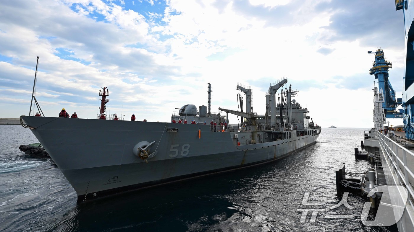 (서울=뉴스1) = 6일 강릉지역 가뭄 해소를 위해 군수지원함 대청함이 강릉시 안인항 화력발전소 하역부두에 입항하고 있다. (해군 제공. 재판매 및 DB금지) 2025.9.6/뉴스 …