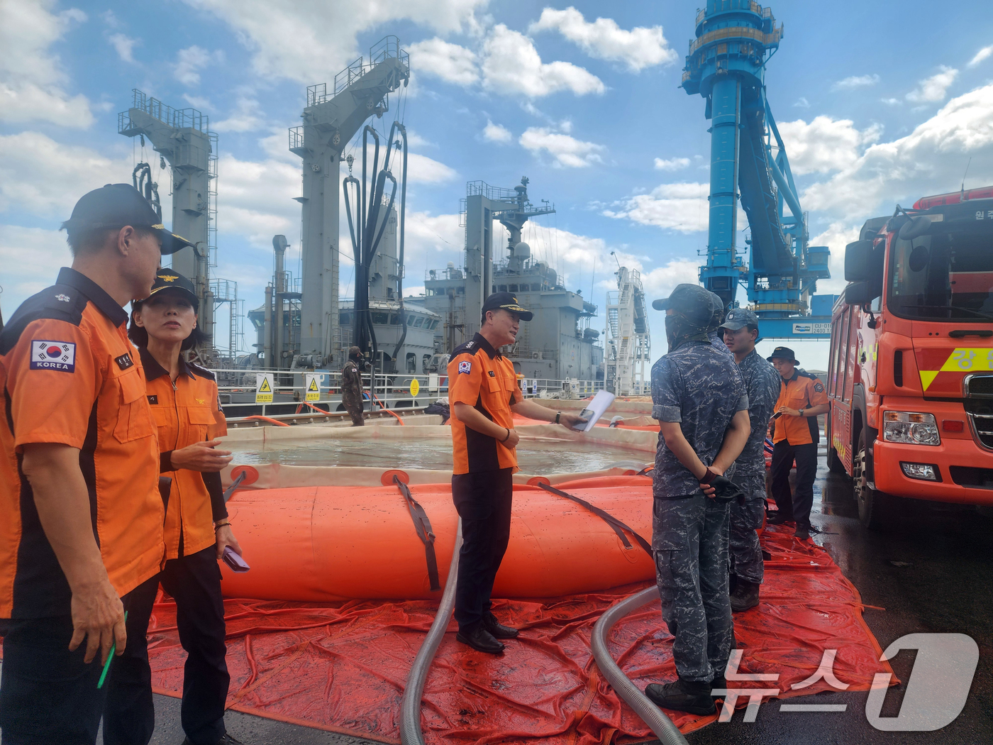 (강릉=뉴스1) = 이영팔 소방청 차장이 6일 강원 강릉시 안인항을 찾아 가뭄 해소를 위해 급수지원 활동 중인 소방대원과 해군 장병들을 격려하고 있다. (소방청 제공. 재판매 및 …