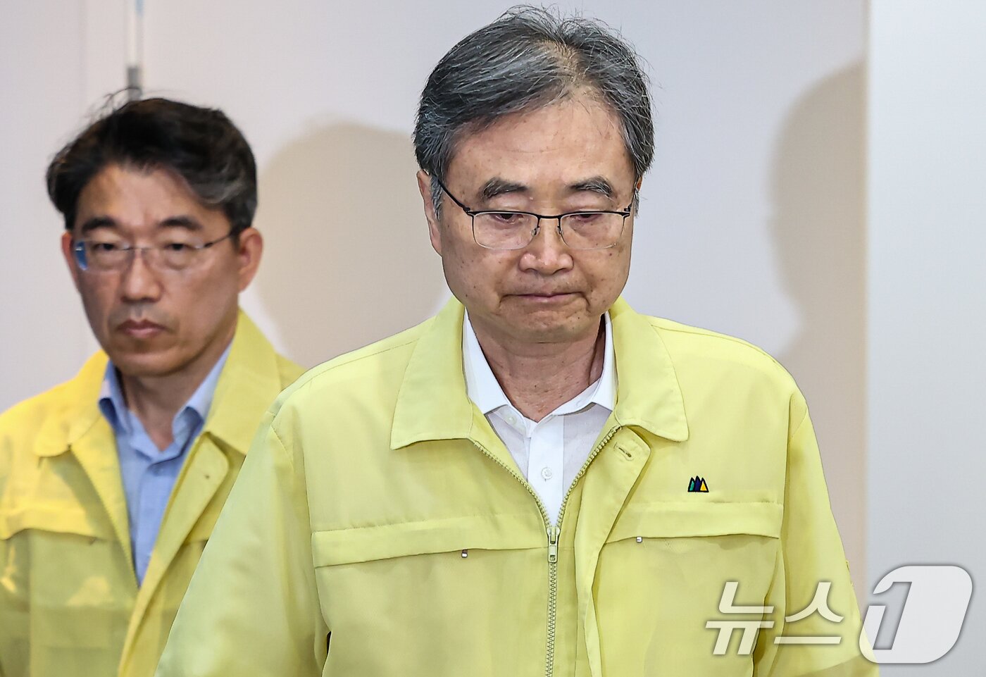 본문 이미지 - 조현 외교부 장관이 6일 서울 종로구 외교부에서 열린 재외국민보호대책본부 본부-공관 합동 대책회의에 참석하고 있다. 이날 회의는 미국 조지아주 한국 배터리 공장 건설 현장에서 대대적인 이민 단속으로 한국인이 300명 넘게 체포되는 사태가 벌어진 것과 관련 대책 논의를 위해 열렸다. 2025.9.6/뉴스1 ⓒ News1 김도우 기자