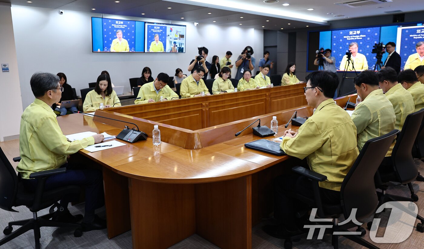 본문 이미지 - 조현 외교부 장관이 6일 서울 종로구 외교부에서 열린 재외국민보호대책본부 본부-공관 합동 대책회의에서 모두발언을 하고 있다. 이날 회의는 미국 조지아주 한국 배터리 공장 건설 현장에서 대대적인 이민 단속으로 한국인이 300명 넘게 체포되는 사태가 벌어진 것과 관련 대책 논의를 위해 열렸다. 2025.9.6/뉴스1 ⓒ News1 김도우 기자