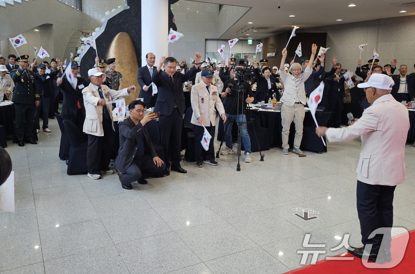 (상주=뉴스1) 최창호 기자 = 6일 경북 상주시 화령장전투전승기념관에서 열린 전승기념행사에서 6.25전쟁 참전용사들과 기관단체장 등이 만세를 외치고 있다.화령장 전투는 6.25전 …