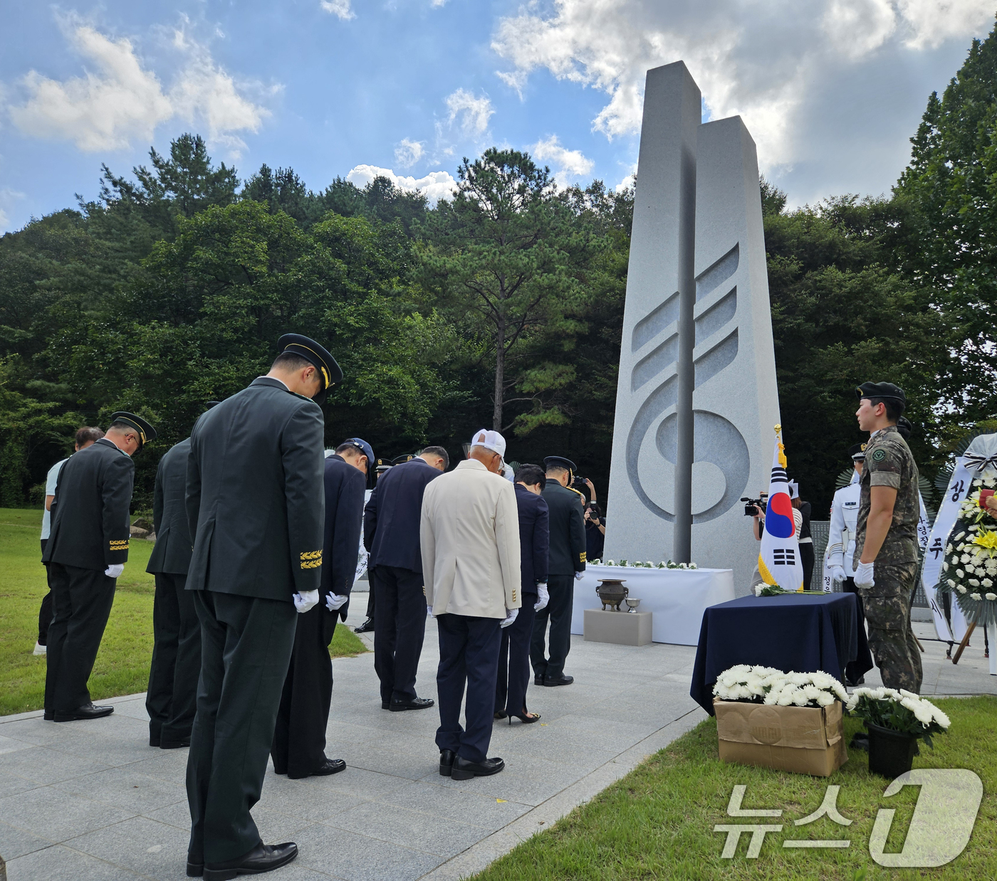 (상주=뉴스1) 최창호 기자 = 6일 경북 상주시 화령장전투전승기념관에서 열린 6.25전쟁 전승 기념행사에서 참전용사들과 기관단체장들이 전사자들의 넋을 기리고 있다.화령장전투는 6 …