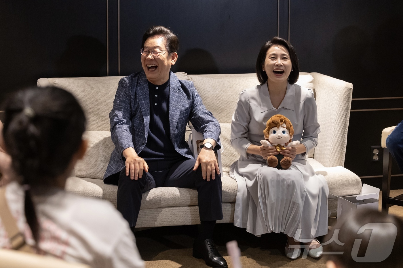 (서울=뉴스1) 이재명 기자 = 이재명 대통령과 김혜경 여사가 6일 서울 용산의 한 영화관에서 영화 ‘킹 오브 킹스’를 관람하기 전 영락보린원 원생들과 대화를 하고 있다. (대통령 …