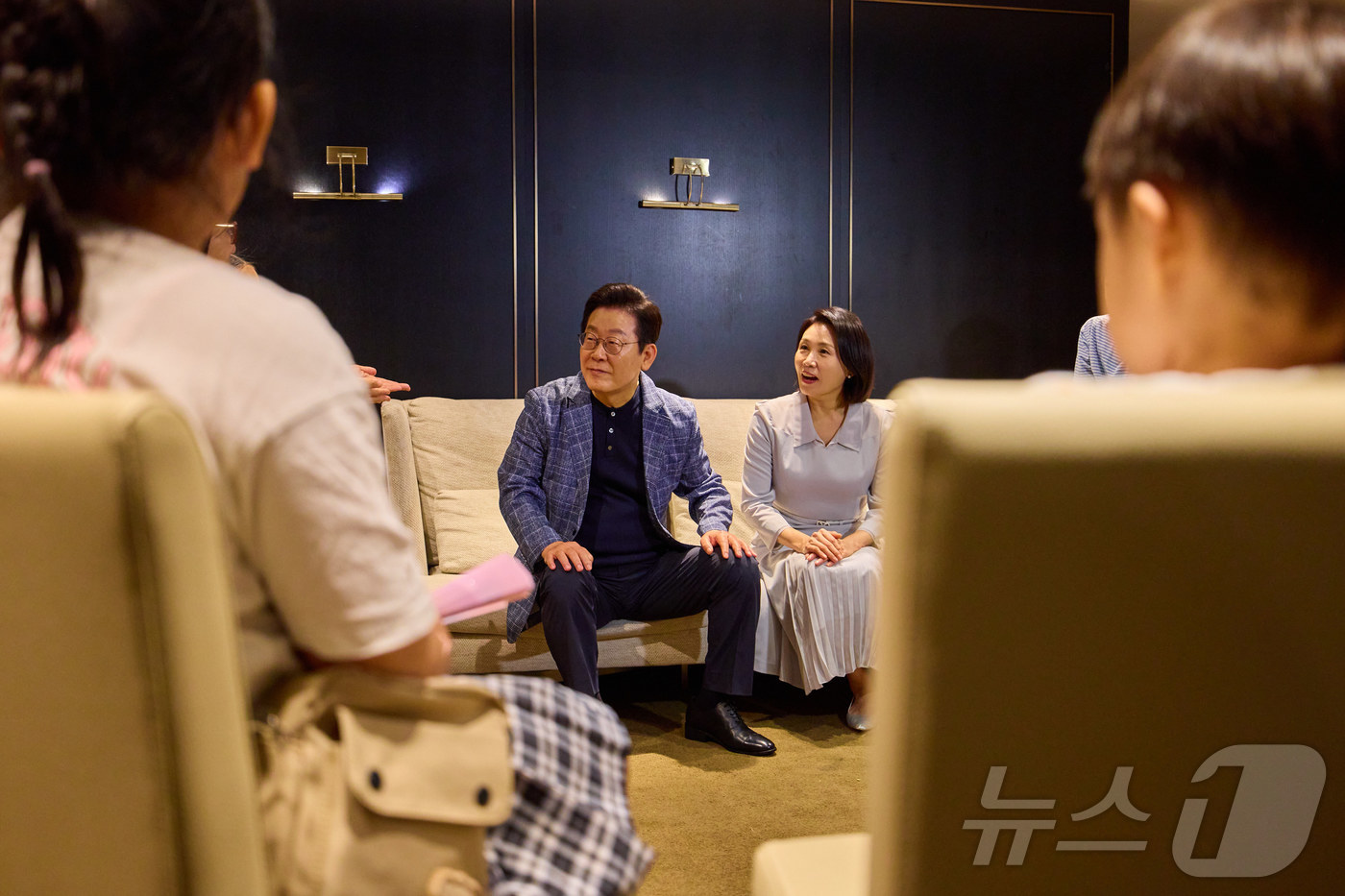 (서울=뉴스1) 이재명 기자 = 이재명 대통령과 김혜경 여사가 6일 서울 용산의 한 영화관에서 영화 ‘킹 오브 킹스’를 관람하기 전 영락보린원 원생들과 대화를 하고 있다. (대통령 …