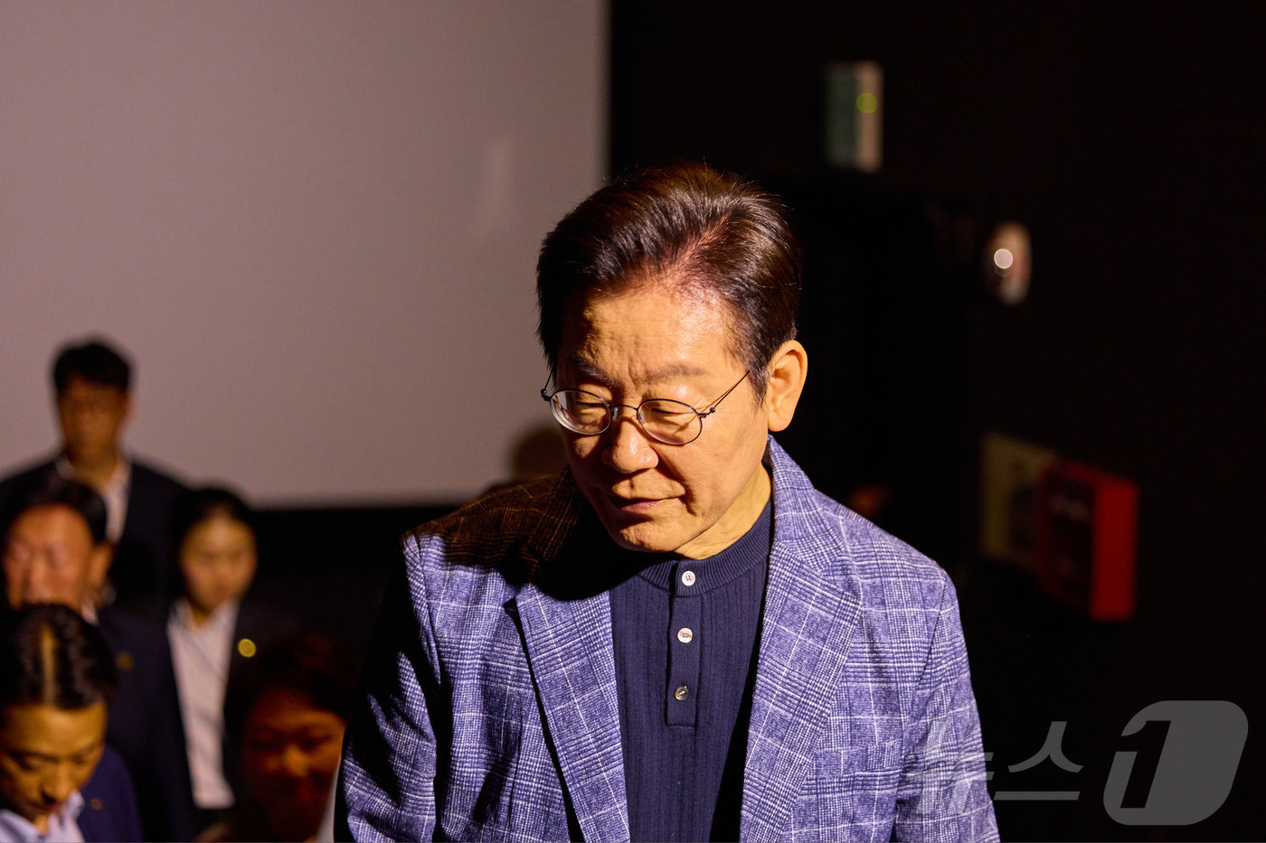 (서울=뉴스1) 이재명 기자 = 이재명 대통령이 6일 서울 용산의 한 영화관에서 영락보린원 원생들과 영화 ‘킹 오브 킹스’를 관람하기 위해 입장하고 있다. (대통령실 제공. 재판매 …