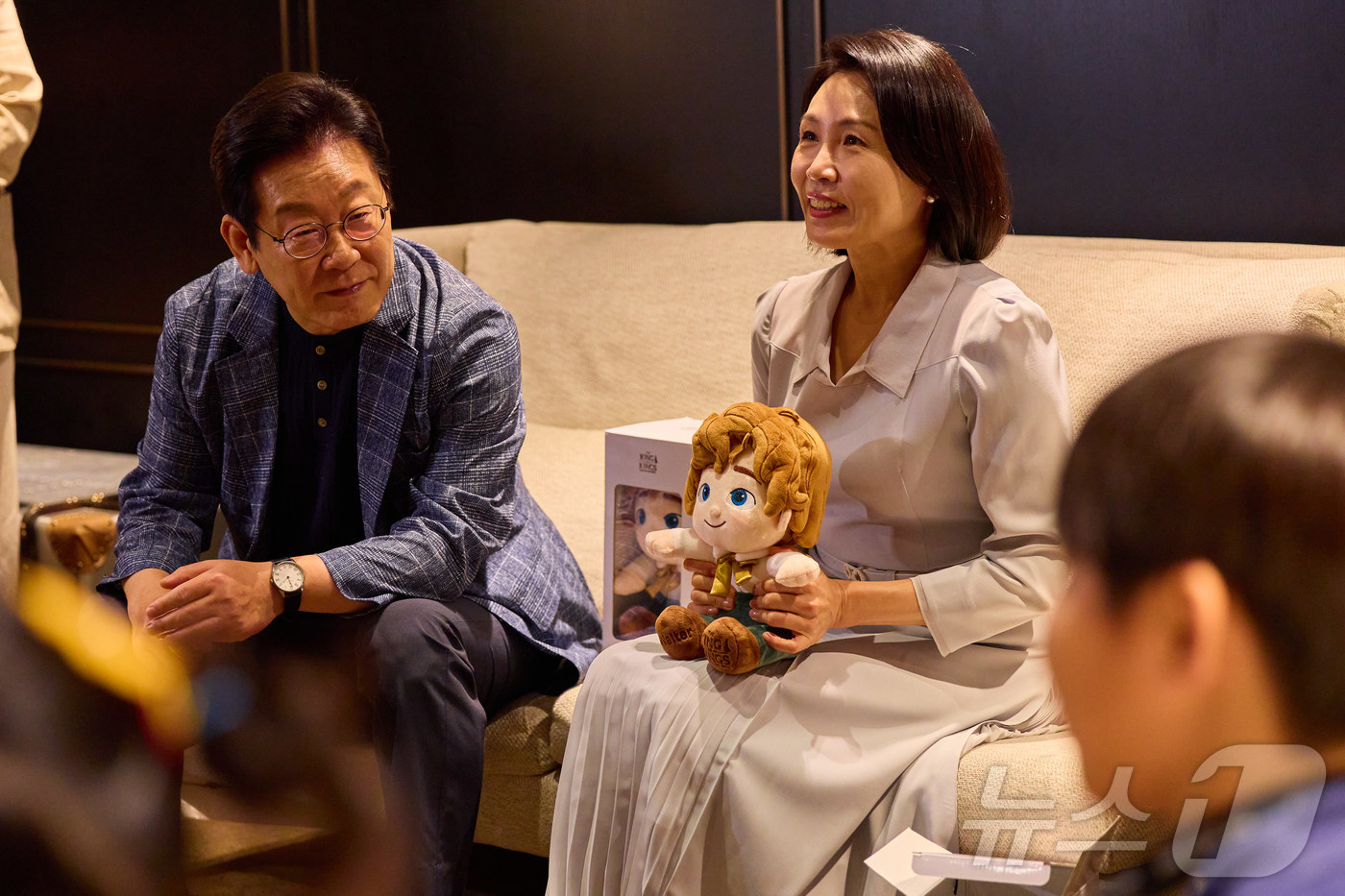 (서울=뉴스1) 이재명 기자 = 이재명 대통령과 김혜경 여사가 6일 서울 용산의 한 영화관에서 영화 ‘킹 오브 킹스’를 관람하기 전 영락보린원 원생들과 대화를 하고 있다. (대통령 …