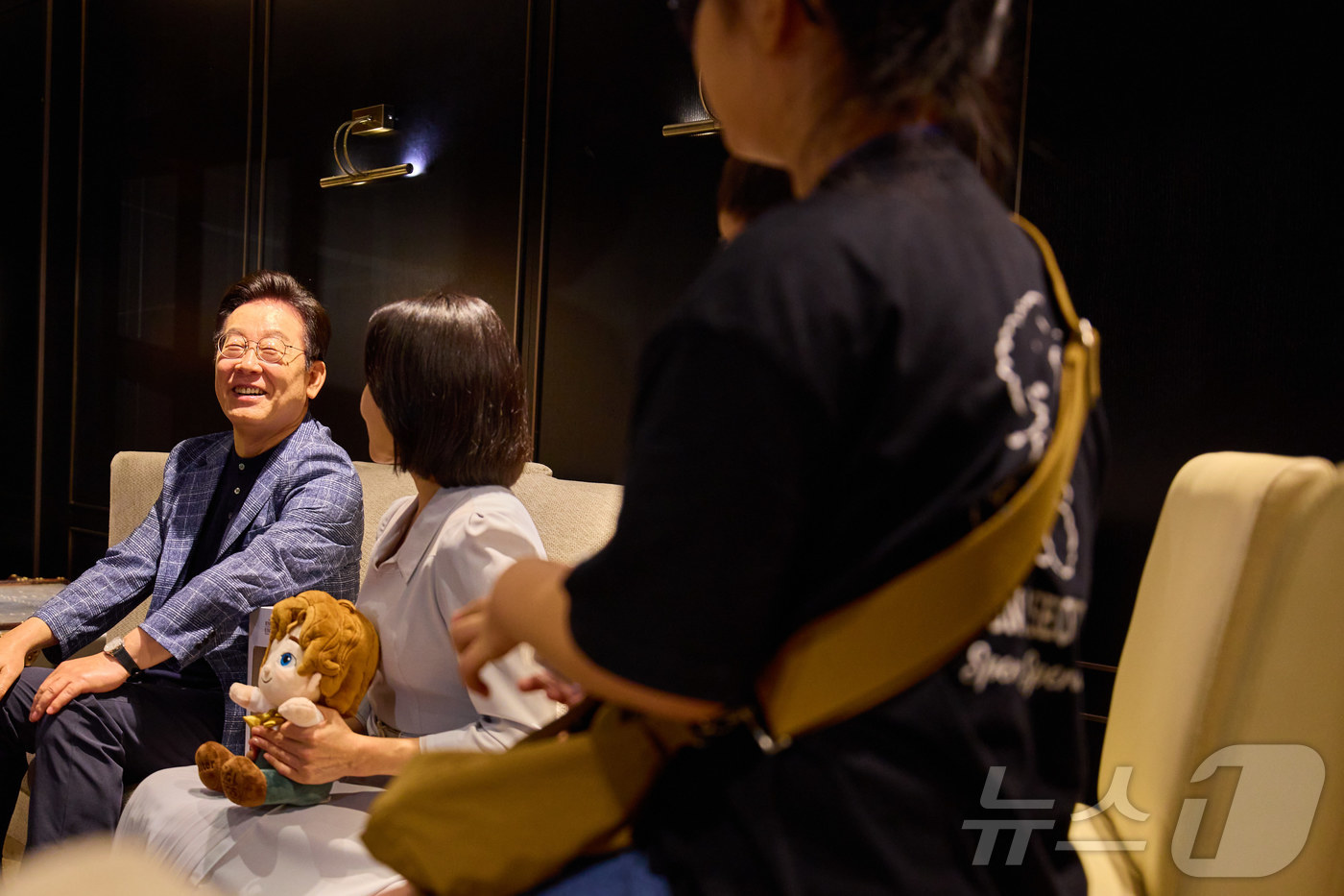 (서울=뉴스1) 이재명 기자 = 이재명 대통령이 6일 서울 용산의 한 영화관에서 영화 ‘킹 오브 킹스’를 관람하기 전 영락보린원 원생들과 대화를 하고 있다. (대통령실 제공. 재판 …