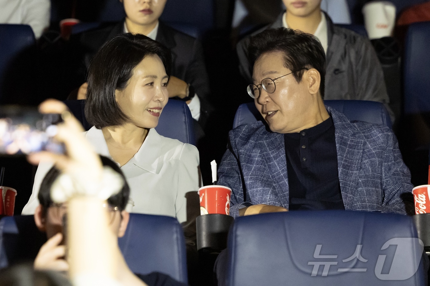 (서울=뉴스1) 이재명 기자 = 이재명 대통령과 김혜경 여사가 6일 서울 용산의 한 영화관에서 영락보린원 원생들과 영화 ‘킹 오브 킹스’를 관람하기 전 대화를 하고 있다. (대통령 …