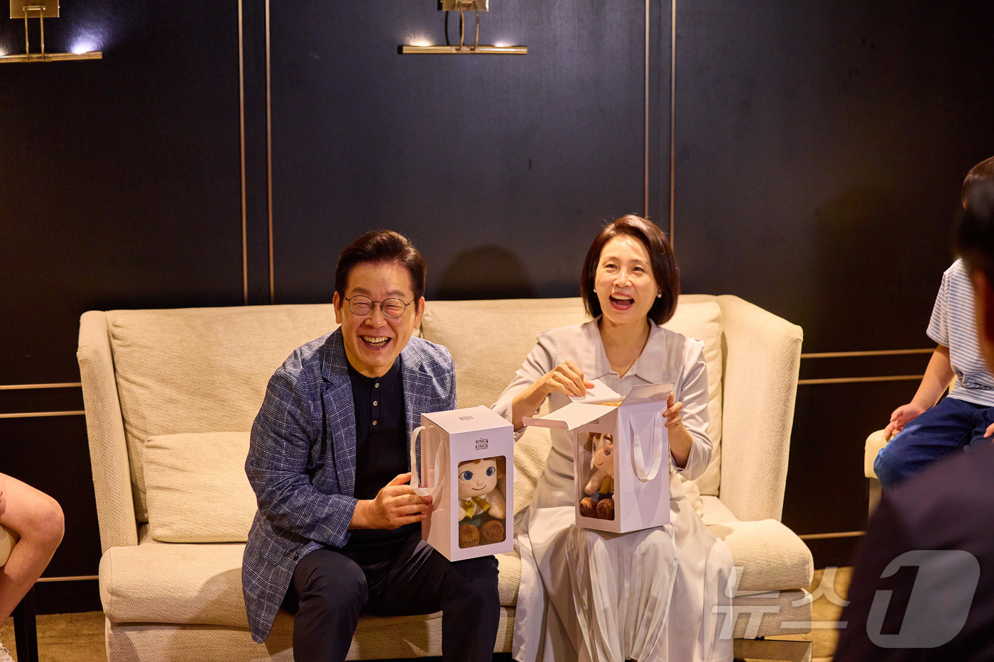 (서울=뉴스1) 이재명 기자 = 이재명 대통령과 김혜경 여사가 6일 서울 용산의 한 영화관에서 영화 ‘킹 오브 킹스’를 관람하기 전 영락보린원 원생들과 대화를 하고 있다. (대통령 …