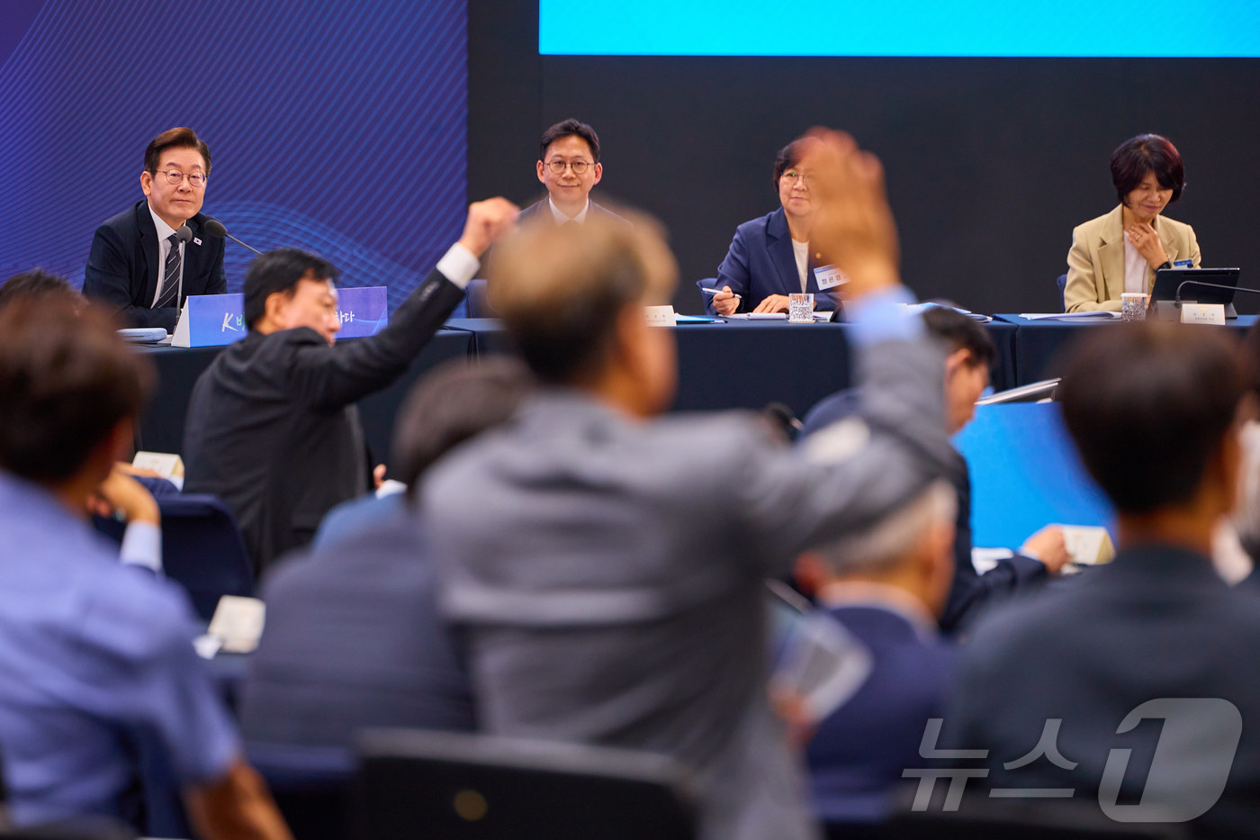 (서울=뉴스1) 이재명 기자 = 이재명 대통령이 지난 5일 인천 송도 컨벤시아 그랜드 볼룸에서 열린 '바이오 혁신 토론회'에서 참석자들에게 질문을 받고 있다. (이재명 대통령 SN …