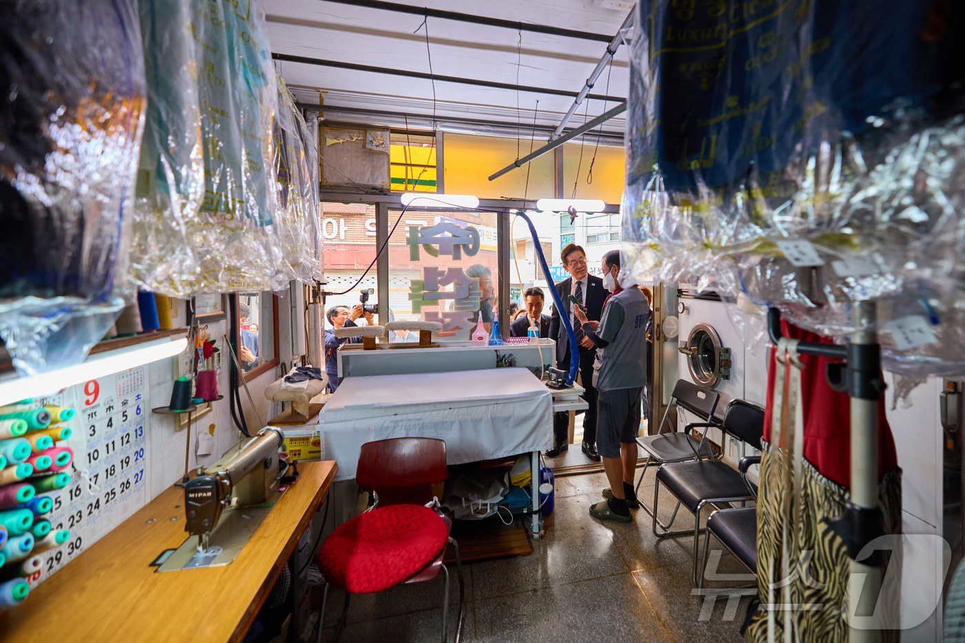 (서울=뉴스1) 이재명 기자 = 이재명 대통령이 지난 5일 인천 미추홀구 용현시장을 방문해 상인들과 대화하고 있다. (이재명 대통령 SNS. 재판매 및 DB 금지) 2025.9.6 …