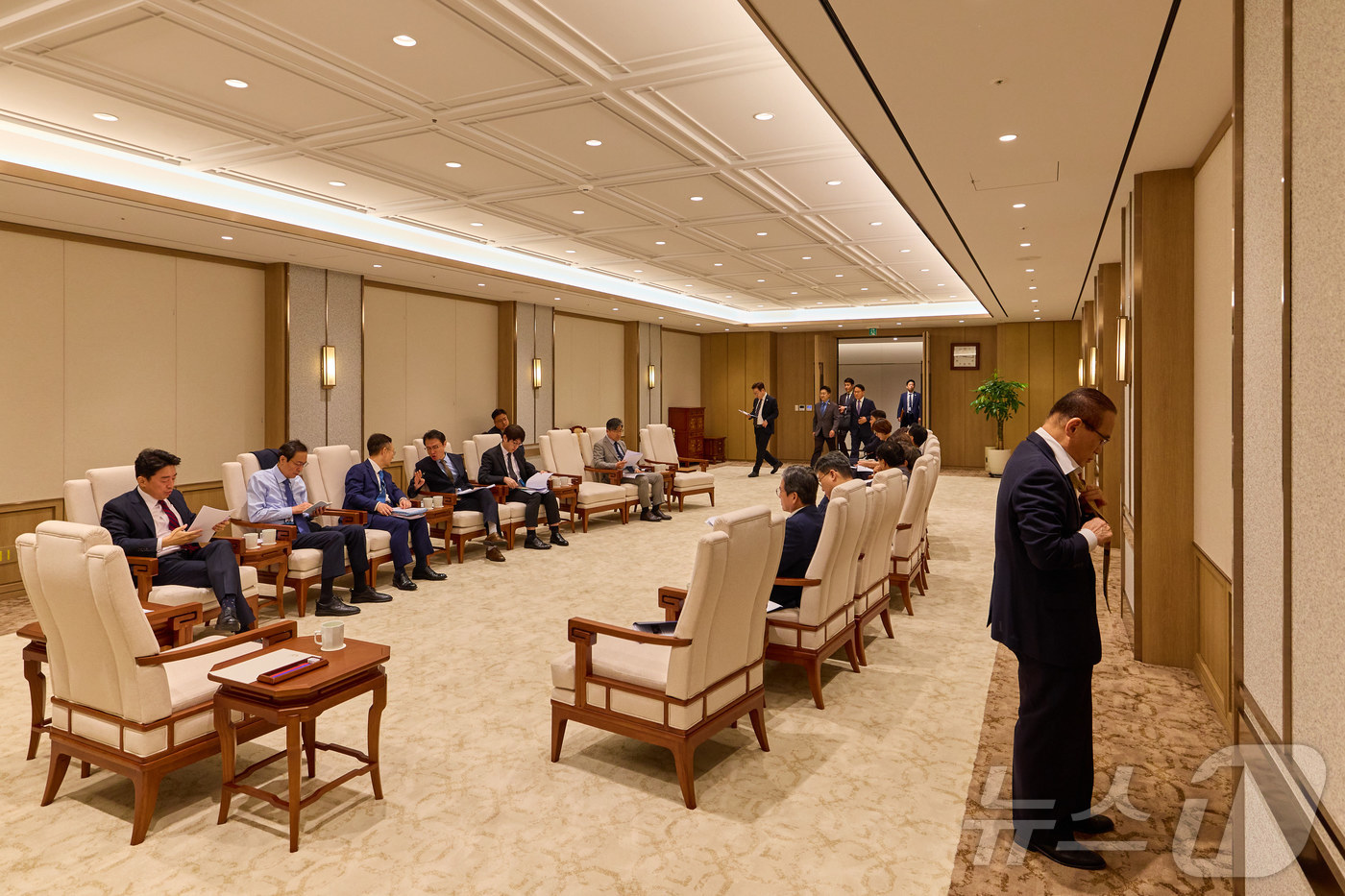 (서울=뉴스1) 이재명 기자 = 이재명 대통령이 지난 5일 서울 용산 대통령실 청사에서 티타임에 참석하고 있다. (이재명 대통령 SNS. 재판매 및 DB 금지) 2025.9.6/뉴 …