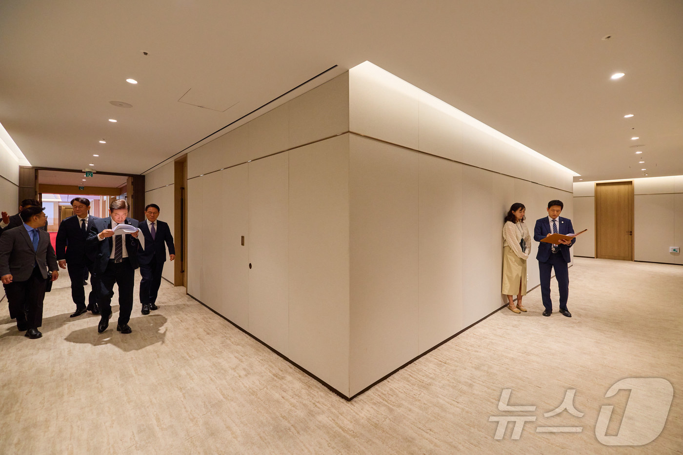 (서울=뉴스1) 이재명 기자 = 이재명 대통령이 지난 5일 서울 용산 대통령실 청사에서 집무실로 이동하며 서류를 살펴보고 있다. (이재명 대통령 SNS. 재판매 및 DB 금지) 2 …