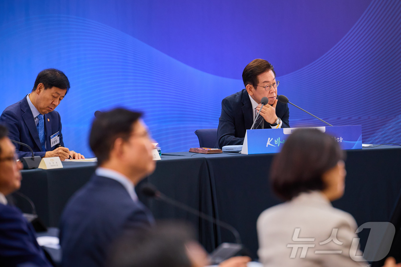 (서울=뉴스1) 이재명 기자 = 이재명 대통령이 지난 5일 인천 송도 컨벤시아 그랜드 볼룸에서 열린 '바이오 혁신 토론회'에서 참석자들의 발언을 경청하고 있다. (이재명 대통령 S …