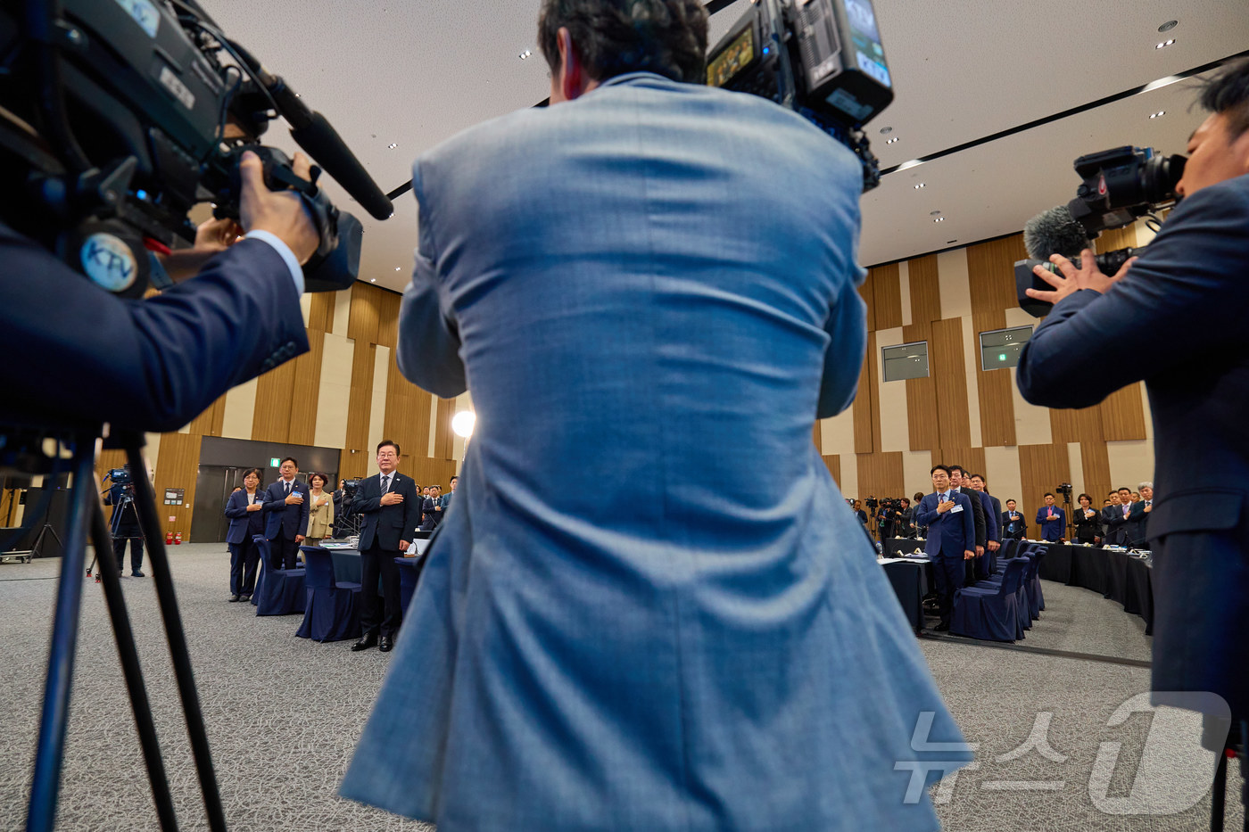 (서울=뉴스1) 이재명 기자 = 이재명 대통령이 지난 5일 인천 송도 컨벤시아 그랜드 볼룸에서 열린 '바이오 혁신 토론회'에서 국민의례를 하고 있다. (이재명 대통령 SNS. 재판 …