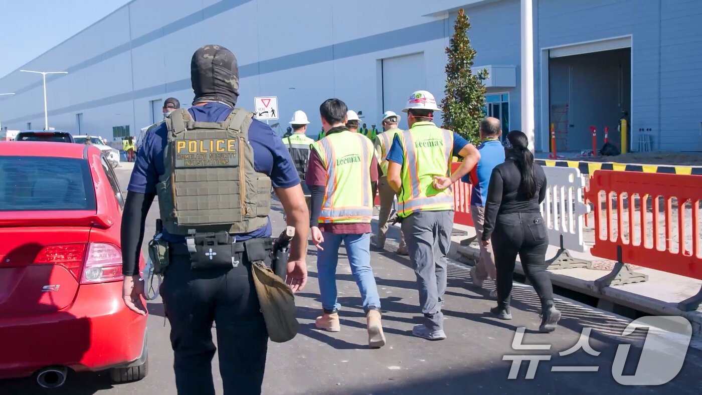 본문 이미지 - 미국 이민세관단속국 ICE&#40;U.S. Immigration and Customs Enforcement&#41;가 조지아주 내 현대자동차그룹과 LG에너지솔루션 합작 배터리 공장 건설 현장의 한국인 직원 300여 명을 기습 단속·구금하는 사진을 공개했다. &#40;ICE 홈페이지. 재판매 및 DB금지&#41; 2025.9.6/뉴스1