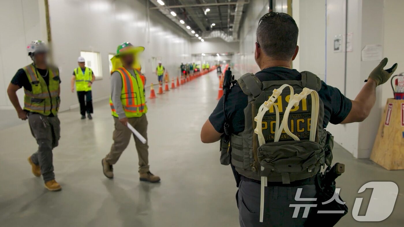 본문 이미지 - 미국 이민세관단속국 ICE&#40;U.S. Immigration and Customs Enforcement&#41;가 조지아주 내 현대자동차그룹과 LG에너지솔루션 합작 배터리 공장 건설 현장의 한국인 직원 300여 명을 기습 단속·구금하는 사진을 공개했다. &#40;ICE 홈페이지. 재판매 및 DB금지&#41; 2025.9.6/뉴스1