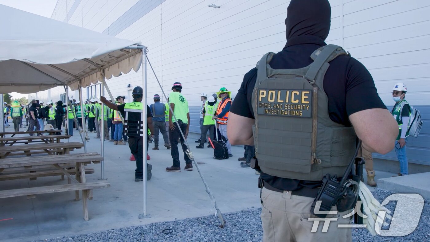 본문 이미지 - 미국 이민세관단속국 ICE&#40;U.S. Immigration and Customs Enforcement&#41;가 조지아주 내 현대자동차그룹과 LG에너지솔루션 합작 배터리 공장 건설 현장의 한국인 직원 300여 명을 기습 단속·구금하는 사진을 공개했다. &#40;ICE 홈페이지. 재판매 및 DB금지&#41; 2025.9.6/뉴스1