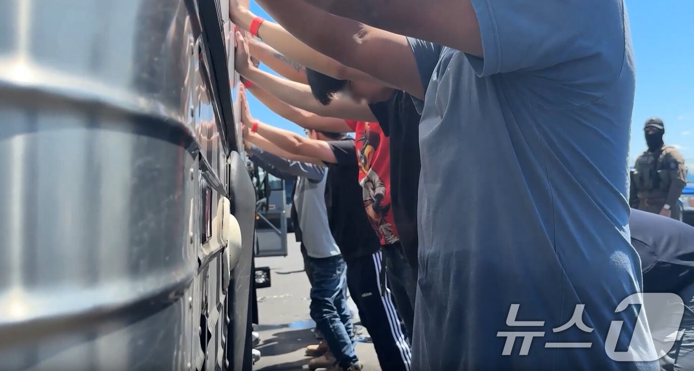 본문 이미지 - 미국 이민세관단속국 ICE&#40;U.S. Immigration and Customs Enforcement&#41;가 조지아주 내 현대자동차그룹과 LG에너지솔루션 합작 배터리 공장 건설 현장의 한국인 직원 300여 명을 기습 단속·구금하는 영상을 공개했다. &#40;ICE 홈페이지. 재판매 및 DB금지&#41; 2025.9.6/뉴스1