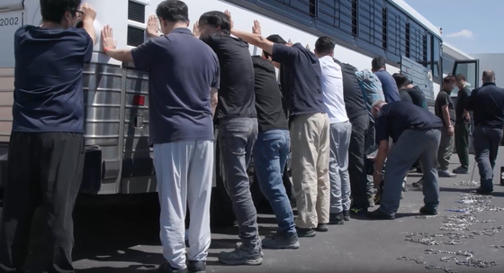 트럼프, 창고 개조해 '이민자 구금' 계획…"8만 명 수용 가능"