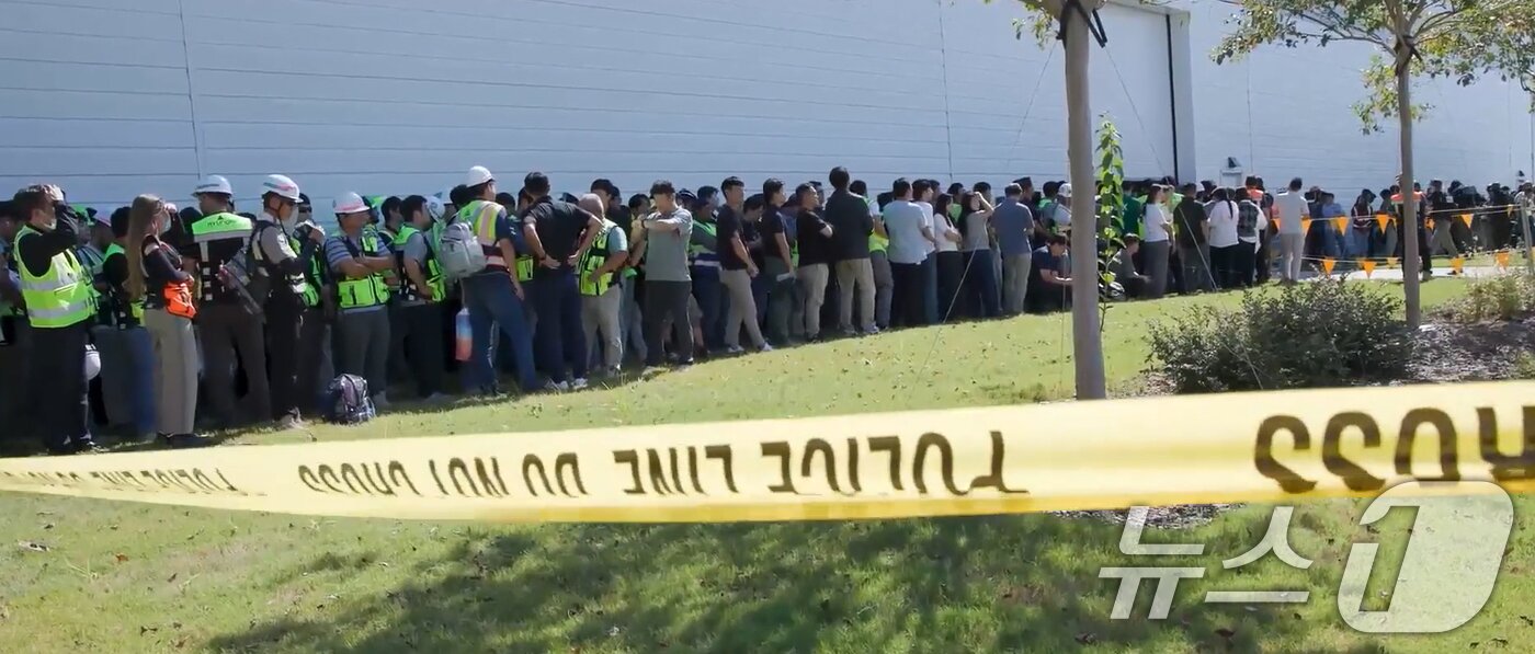 본문 이미지 - 미국 이민세관단속국 ICE&#40;U.S. Immigration and Customs Enforcement&#41;가 조지아주 내 현대자동차그룹과 LG에너지솔루션 합작 배터리 공장 건설 현장의 한국인 직원 300여 명을 기습 단속·구금하는 영상을 공개했다. &#40;ICE 홈페이지. 재판매 및 DB금지&#41; 2025.9.6/뉴스1