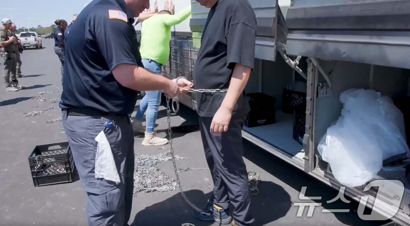 본문 이미지 - 미국 이민세관단속국 ICE&#40;U.S. Immigration and Customs Enforcement&#41;가 조지아주 내 현대자동차그룹과 LG에너지솔루션 합작 배터리 공장 건설 현장의 한국인 직원 300여 명을 기습 단속·구금하는 영상을 공개했다. &#40;ICE 홈페이지. 재판매 및 DB금지&#41; 2025.9.6/뉴스1