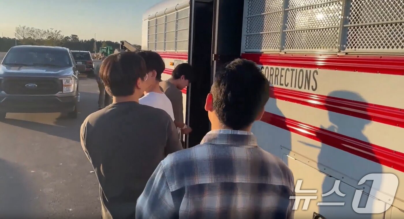 본문 이미지 - 미국 이민세관단속국 ICE&#40;U.S. Immigration and Customs Enforcement&#41;가 조지아주 내 현대자동차그룹과 LG에너지솔루션 합작 배터리 공장 건설 현장의 한국인 직원 300여 명을 기습 단속·구금하는 영상을 공개했다. &#40;ICE 홈페이지. 재판매 및 DB금지&#41; 2025.9.6/뉴스1