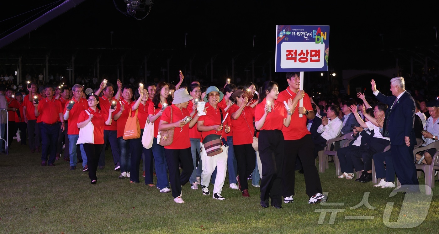 (무주=뉴스1) 유경석 기자 = 제29회 무주 반딧불축제 개막날인 6일 전북 무주군 등나무운동장 일원에서 반디퍼레이드가 펼쳐지고 있다. 2025.9.6/뉴스1