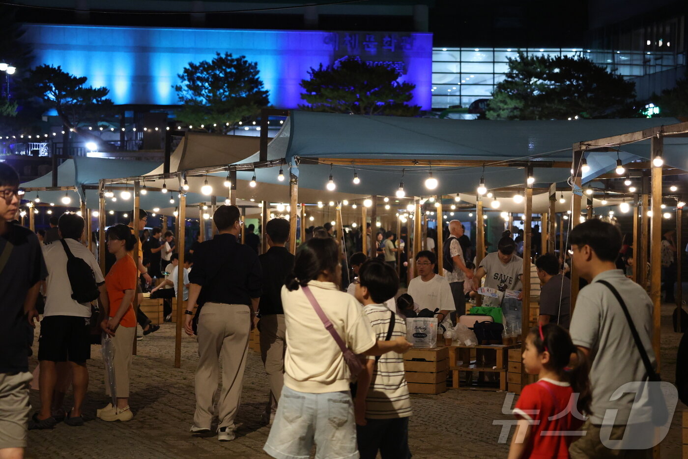 본문 이미지 - 제29회 무주 반딧불축제 개막날인 6일 전북 무주군 등나무운동장에 방문객들의 발길이 이어지고 있다. 2025.9.6/뉴스1 ⓒ News1 유경석 기자