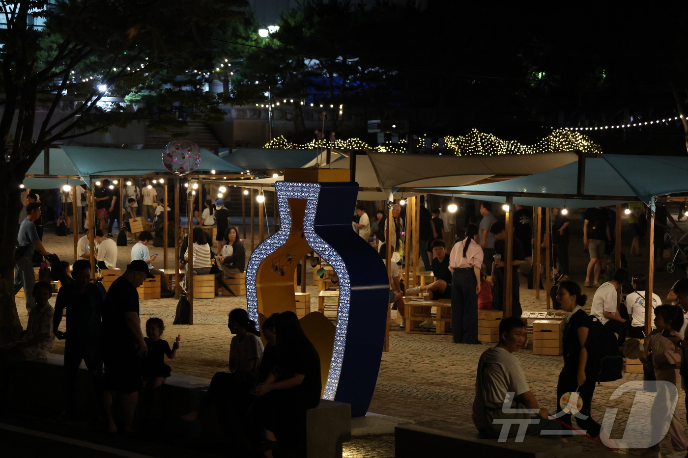 (무주=뉴스1) 유경석 기자 = 제29회 무주 반딧불축제 개막날인 6일 전북 무주군 등나무운동장에 방문객들의 발길이 이어지고 있다. 2025.9.6/뉴스1