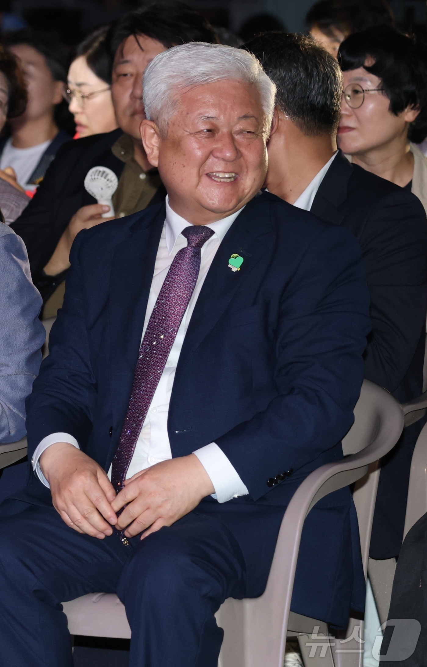 (무주=뉴스1) 유경석 기자 = 황인홍 무주군수가 6일 전북 무주군 등나무운동장에서 열린 제29회 무주 반딧불축제 개막식에 참석해 반디퍼레이드를 보며 웃고 있다. 2025.9.6/ …