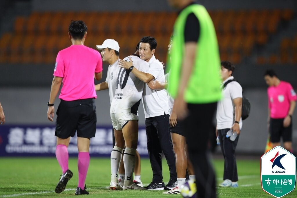 본문 이미지 - 경남FC에서 마지막 경기를 지도한 이을용 감독. &#40;한국프로축구연맹 제공&#41;