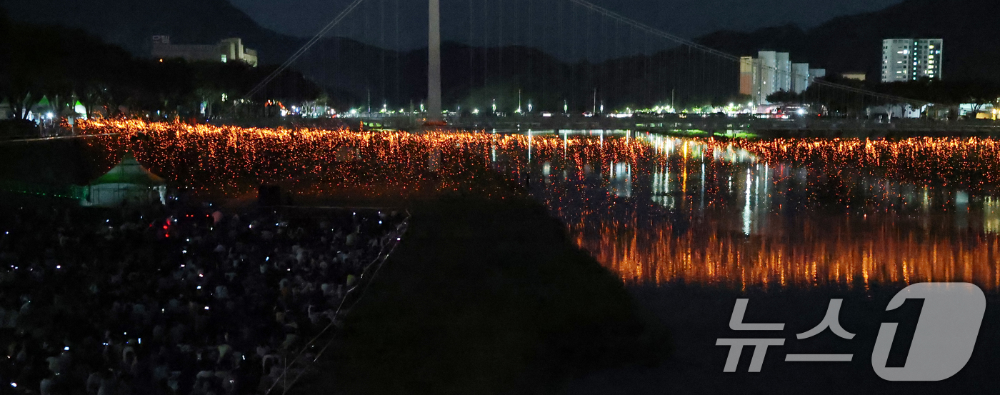 (무주=뉴스1) 유경석 기자 = 제29회 무주 반딧불축제 개막날인 6일 전북 무주군 남대천 일원에서 낙화놀이가 펼쳐지고 있다. 2025.9.6/뉴스1