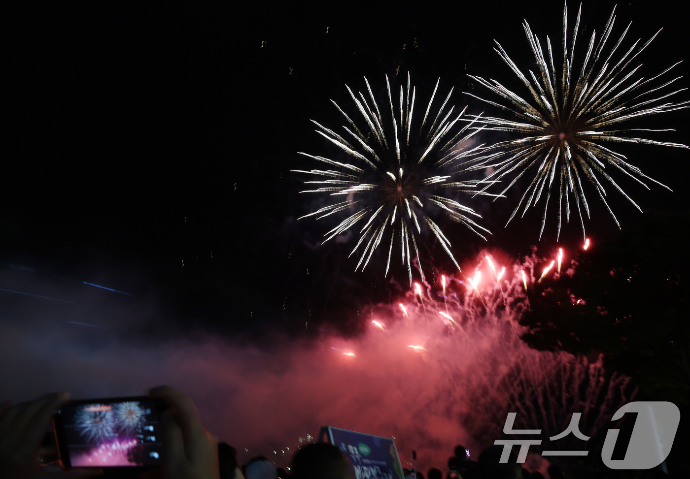 (무주=뉴스1) 유경석 기자 = 제29회 무주 반딧불축제 개막날인 6일 전북 무주군 남대천 일원에서 불꽃놀이가 펼쳐지고 있다. 2025.9.6/뉴스1