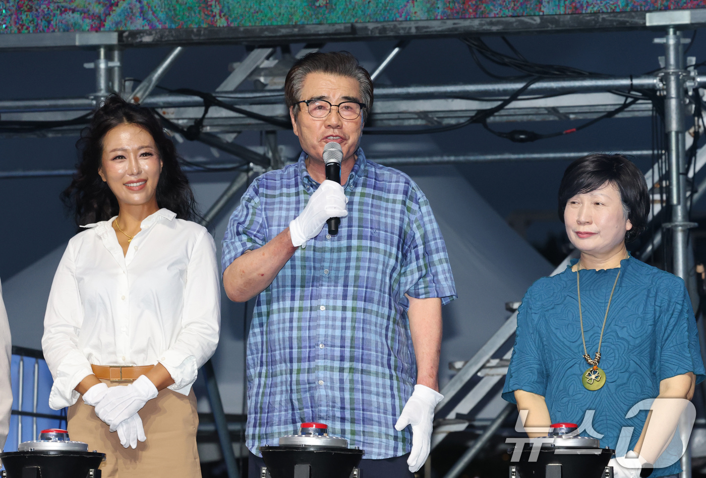 (보령=뉴스1) 김기태 기자 = 6일 충남 보령 대천해수욕장에서 열린 '보령 해변 맨발 걷기 축제' 개막식에서 김동일 보령시장이 인사말을 하고 있다. 2025.9.7/뉴스1