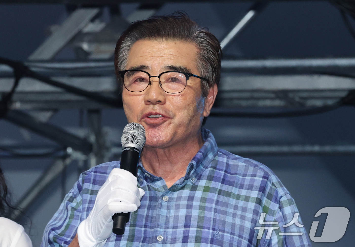 (보령=뉴스1) 김기태 기자 = 6일 충남 보령 대천해수욕장에서 열린 '보령 해변 맨발 걷기 축제' 개막식에서 김동일 보령시장이 인사말을 하고 있다. 2025.9.7/뉴스1