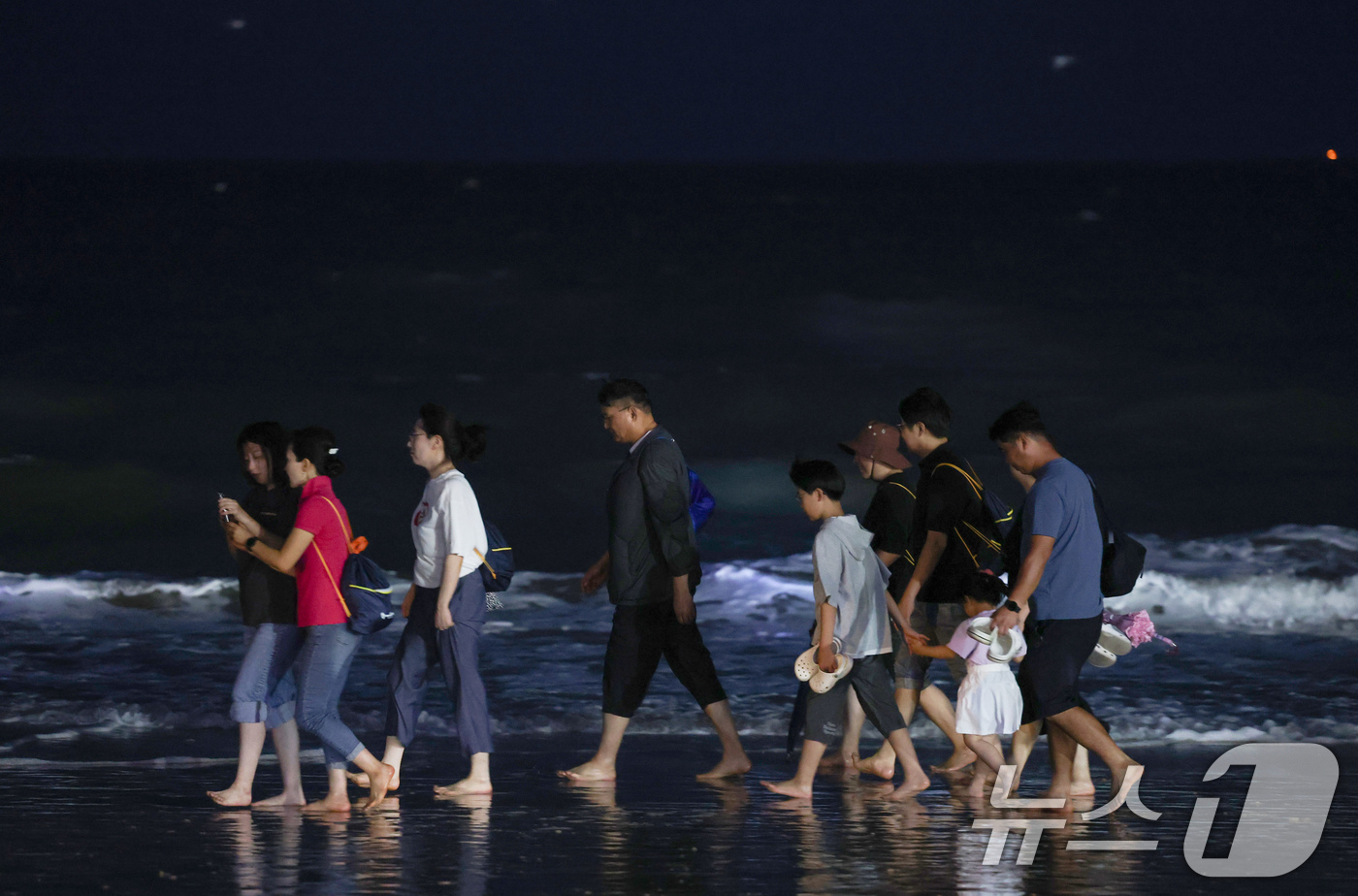 (보령=뉴스1) 김기태 기자 = 6일 충남 보령 대천해수욕장에서 열린 '보령 해변 맨발걷기 축제'에서 참가자들이 맨발 걷기를 하고 있다. 2025.9.7/뉴스1